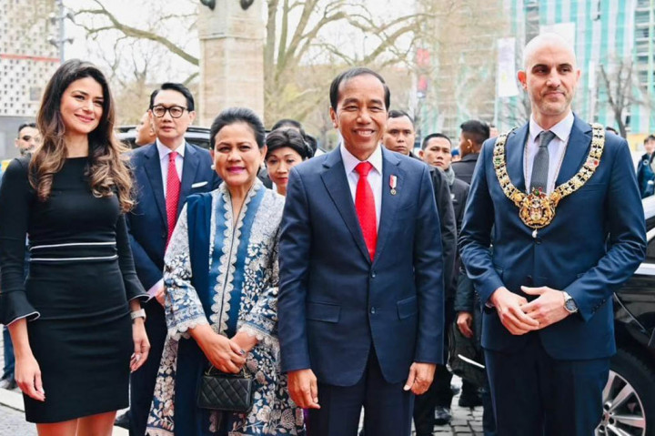 Menurut siaran pers yang diterima di Jakarta, Senin, 17 April 2023 dini hari, Presiden dan Ibu Negara tiba di lokasi sekitar pukul 17.05 waktu setempat, dan disambut oleh Wali Kota Hannover Belit Onay beserta istri Derya Onay.