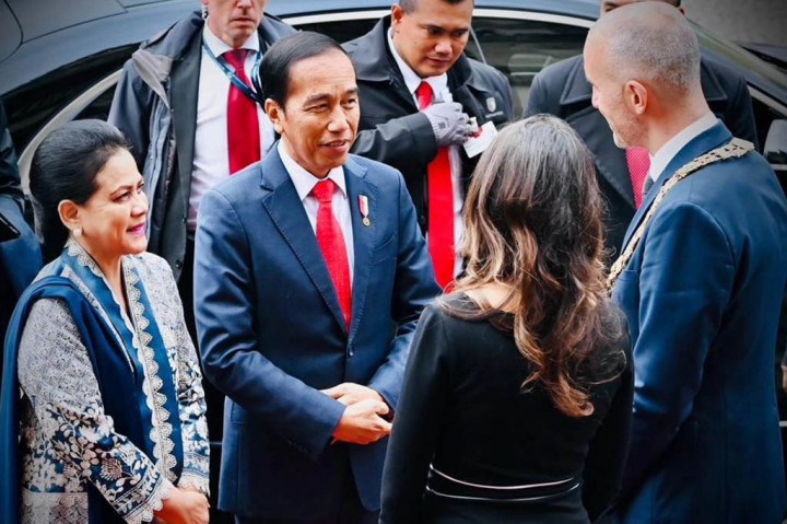 Presiden Joko Widodo dan Ibu Negara Iriana Joko Widodo mengunjungi Town Hall Hannover, atau Balai Kota Hannover, Jerman, di sela kunjungan kenegaraannya di negara itu, Minggu, 16 April 2023.