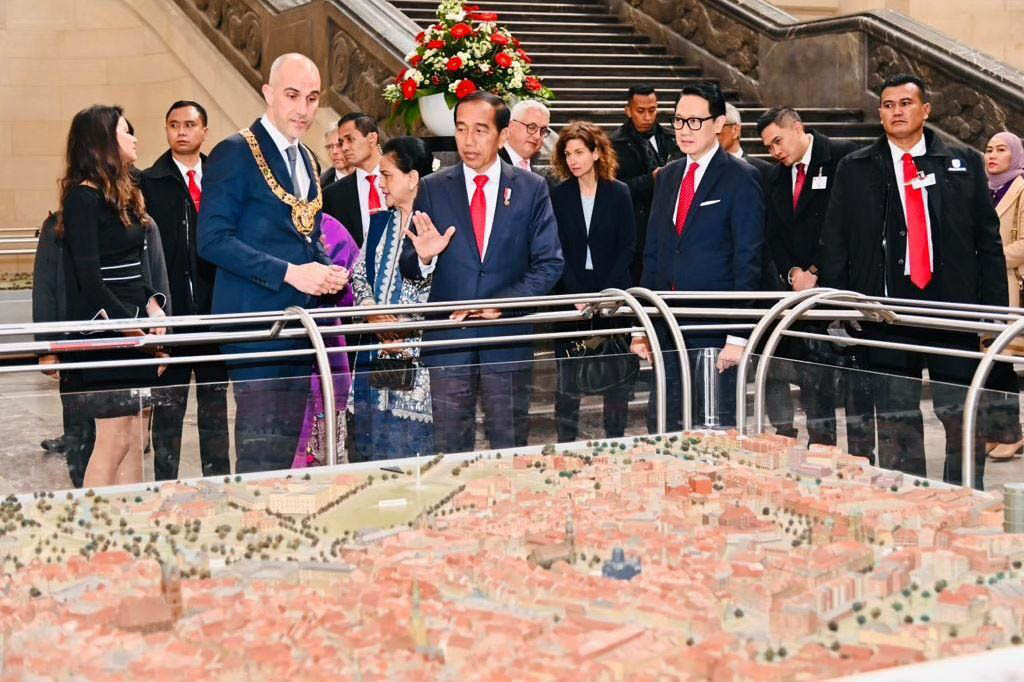 Setelah itu, Presiden Jokowi dan Ibu Negara memasuki gedung balai kota yang memiliki arsitektur khas Eropa dan mendapatkan penjelasan sekilas mengenai Hannover dari wali kota dengan menunjukkan diorama kota.
