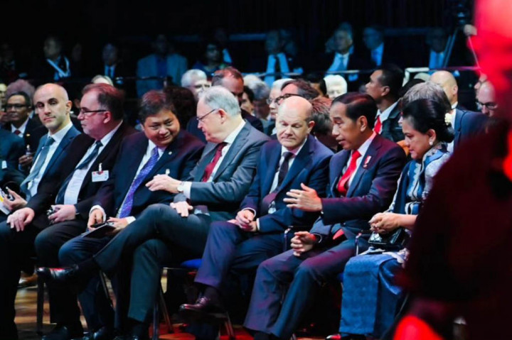 Selain itu, Kepala Negara juga menekankan komitmen Indonesia dalam menjaga keberlangsungan lingkungan yang terlihat dari sejumlah aksi nyata yang telah dilakukan dalam memperbaiki lingkungan serta upaya melaksanakan transisi energi.