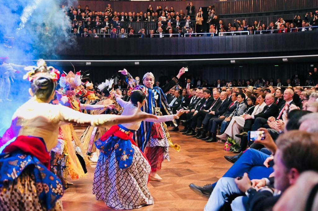 “Laju deforestasi turun signifikan dan terendah 20 tahun terakhir, kebakaran hutan turun 88 persen, rehabilitasi hutan 600.000 Ha hutan mangrove yang akan selesai direhabilitasi di tahun 2024, terluas di dunia, juga dibangun 30.000 Ha kawasan industri hijau,” tuturnya.