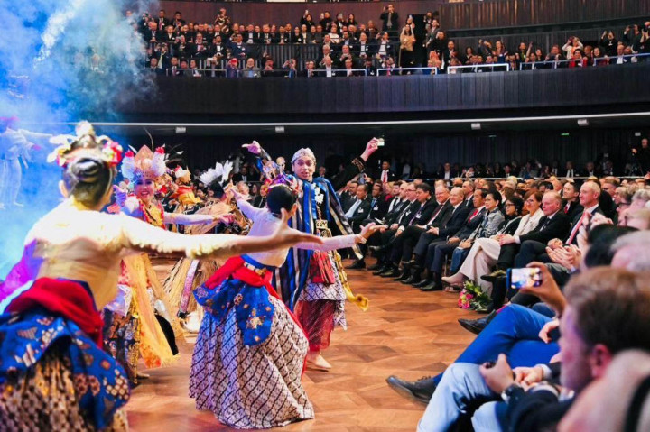 “Laju deforestasi turun signifikan dan terendah 20 tahun terakhir, kebakaran hutan turun 88 persen, rehabilitasi hutan 600.000 Ha hutan mangrove yang akan selesai direhabilitasi di tahun 2024, terluas di dunia, juga dibangun 30.000 Ha kawasan industri hijau,” tuturnya.