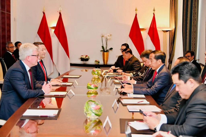 Menteri Investasi/Kepala BKPM Bahlil Lahadalia dalam keterangannya usai mendampingi Presiden dalam pertemuan mengatakan tiga perusahaan Eropa itu yakni BASF, Eramet, dan Volkswagen melalui PowerCo, menyampaikan minatnya berinvestasi di Indonesia kepada Presiden.