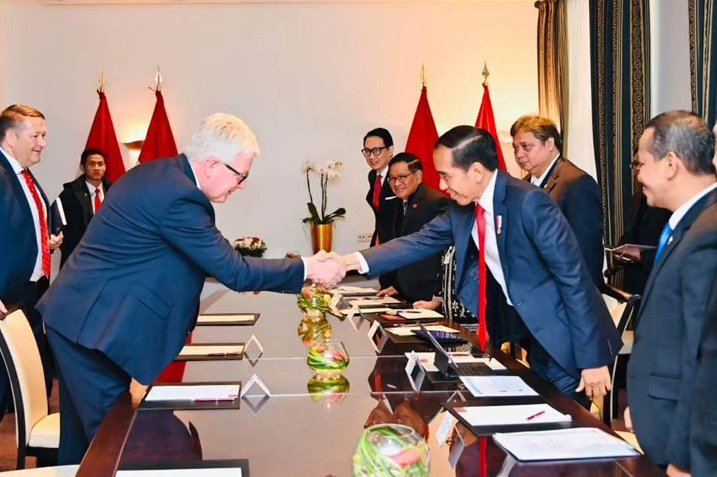 Presiden Joko Widodo menggelar pertemuan bisnis dengan tiga pemimpin perusahaan Eropa di Hotel Kastens Luisenhoff, Hannover, Jerman, di sela kunjungan kenegaraannya di negara itu, Minggu, 16 April 2023.