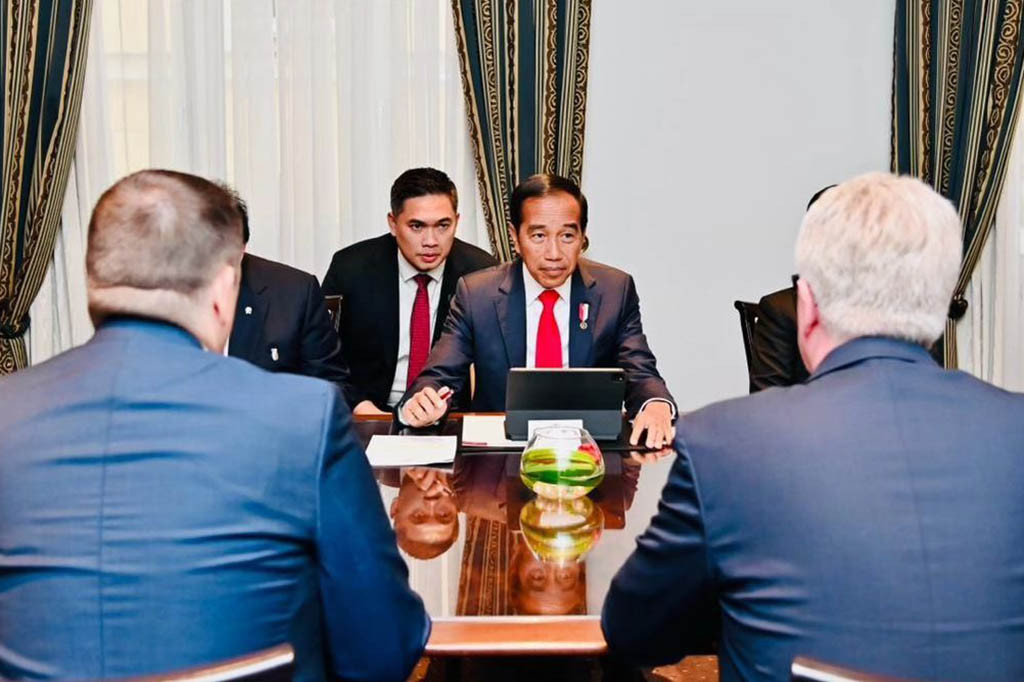 Sementara perusahaan Volkswagen melalui PowerCo, kata Bahlil, juga turut menyampaikan keinginannya membangun ekosistem baterai mobil di Indonesia, melalui skema kerja sama dengan sejumlah perusahaan termasuk perusahaan nasional.