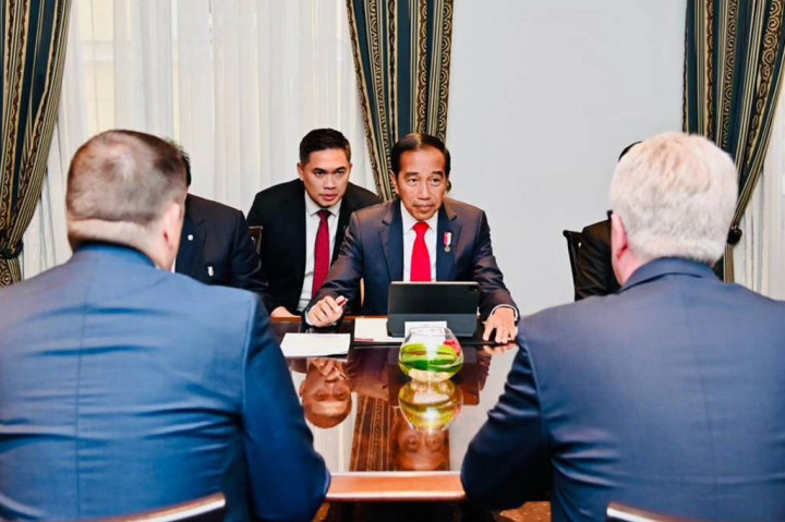 Sementara perusahaan Volkswagen melalui PowerCo, kata Bahlil, juga turut menyampaikan keinginannya membangun ekosistem baterai mobil di Indonesia, melalui skema kerja sama dengan sejumlah perusahaan termasuk perusahaan nasional.
