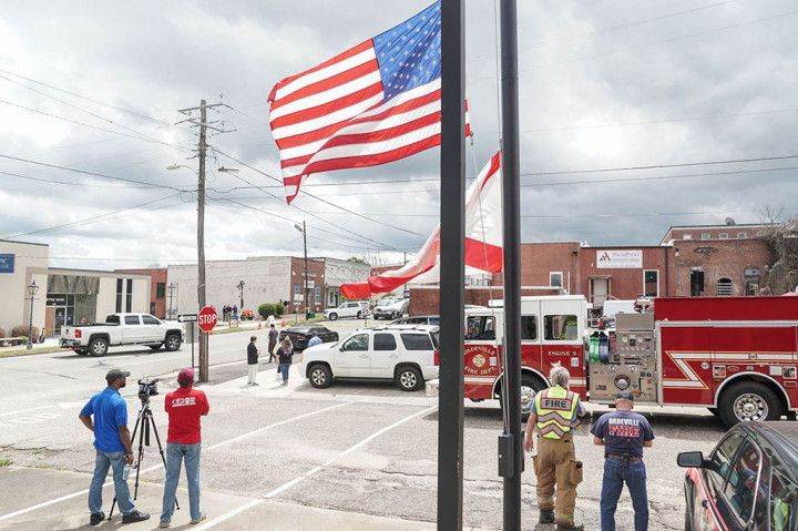 Rumah Sakit Komunitas Lake Martin terdekat menerima 15 pasien luka tembak, kebanyakan korban di usia remaja, kata Heidi Smith, direktur pemasaran untuk operator fasilitas kesehatan pedesaan IvyCreek Healthcare, kepada AFP.