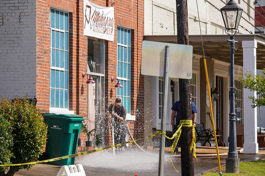 Dia kemudian merinci bahwa 28 orang telah terluka, beberapa di antaranya kritis, dan mendesak penduduk untuk memberikan informasi apa pun yang mungkin mereka miliki terkait dengan serangan itu. Tapi Burkett tidak memberikan rincian lebih lanjut tentang bagaimana penembakan itu terjadi atau mengapa.