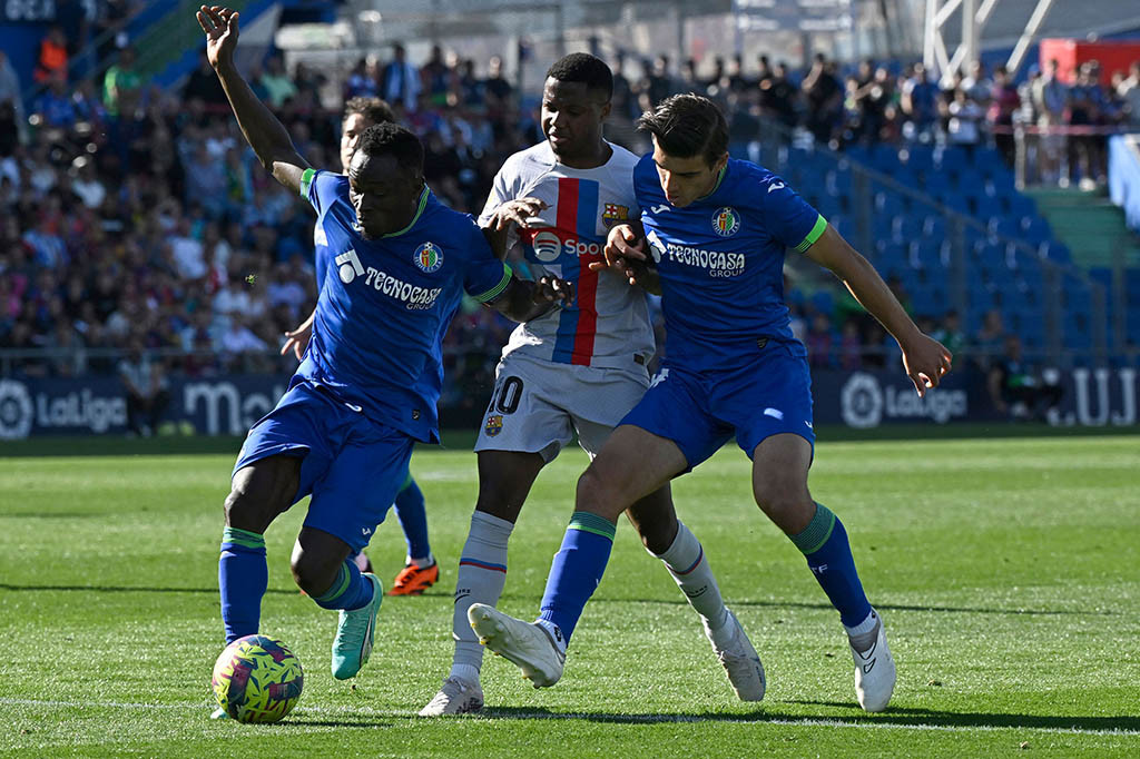 Barcelona gagal meraih kemenangan saat ditahan imbang tanpa gol di kandang Getafe dalam lanjutan Liga Spanyol pekan ke-29 di Stadion Alfonso Perez pada Minggu, 16 April 2023 malam WIB.