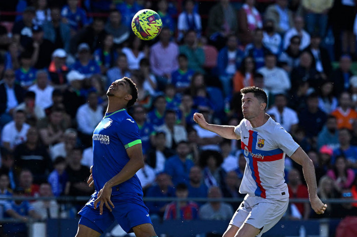 Barcelona mulai menemukan tempo permainannya dan memiliki dua peluang pada menit ke-25. Tembakan Raphinha gagal dihalau penjaga gawang Getafe, David Soria, tetapi membentur tiang gawang.