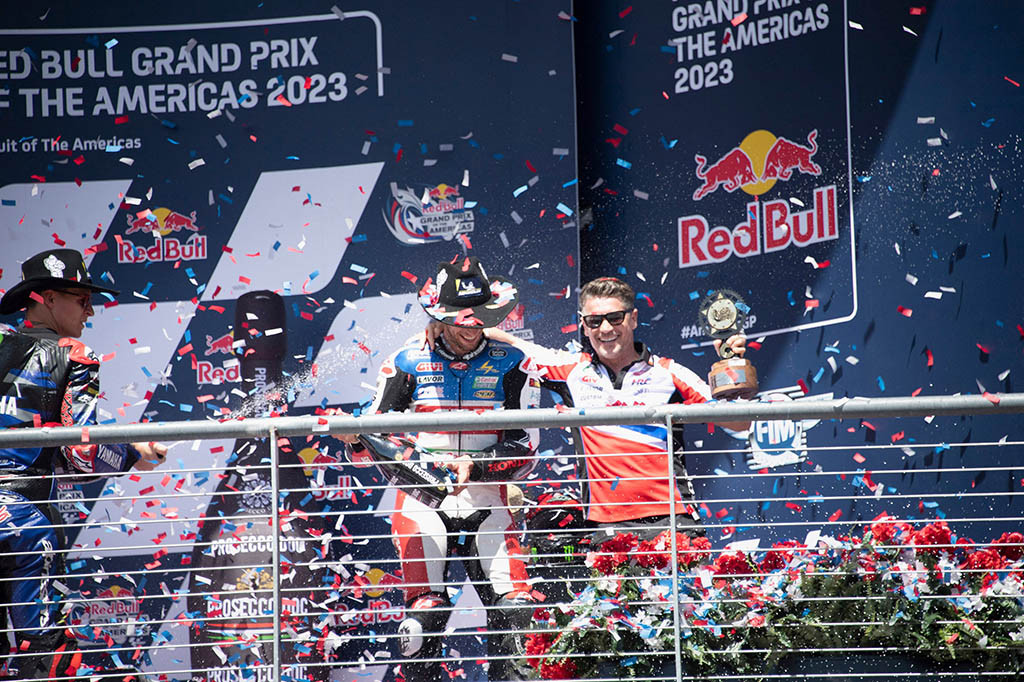 Rins pun memanfaatkan momen tersebut, pun dengan Luca Marini (Mooney VR46) dan Fabio Quartararo (Monster Energy Yamaha) yang finis di posisi kedua dan ketiga MotoGP Amerika.