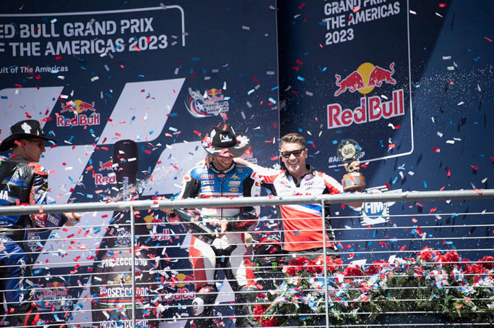 Rins pun memanfaatkan momen tersebut, pun dengan Luca Marini (Mooney VR46) dan Fabio Quartararo (Monster Energy Yamaha) yang finis di posisi kedua dan ketiga MotoGP Amerika.