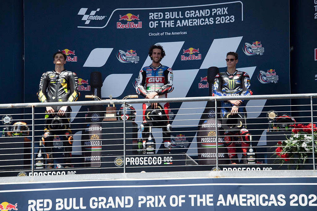 Kemenangan diraih Rins menyusul kesalahan dari juara dunia bertahan Francesco Bagnaia (Ducati Lenovo) yang terjatuh pada lap kedelapan saat memimpin lomba namun berada di bawah tekanan setelah ditempel ketat oleh sang pebalap tim LCR.