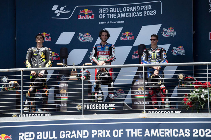 Kemenangan diraih Rins menyusul kesalahan dari juara dunia bertahan Francesco Bagnaia (Ducati Lenovo) yang terjatuh pada lap kedelapan saat memimpin lomba namun berada di bawah tekanan setelah ditempel ketat oleh sang pebalap tim LCR.