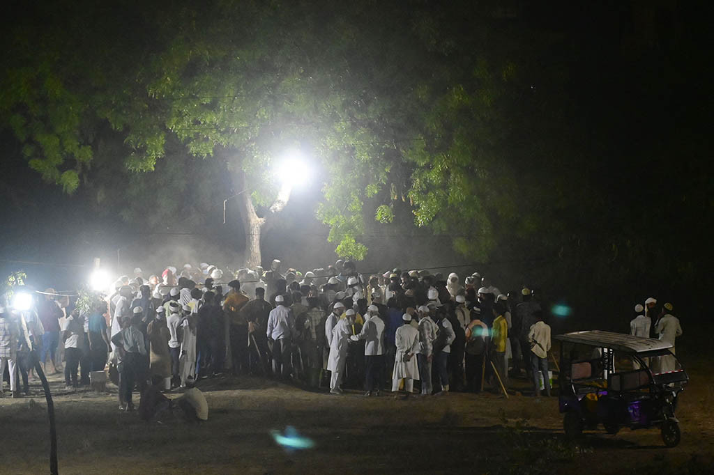 Atiq Ahmed, 61, yang telah dipenjara sejak 2019 dan dihukum karena penculikan, sedang menjawab pertanyaan wartawan Sabtu malam, ketika dia dan saudaranya Ashraf ditembak dari jarak dekat, gambar televisi menunjukkan.