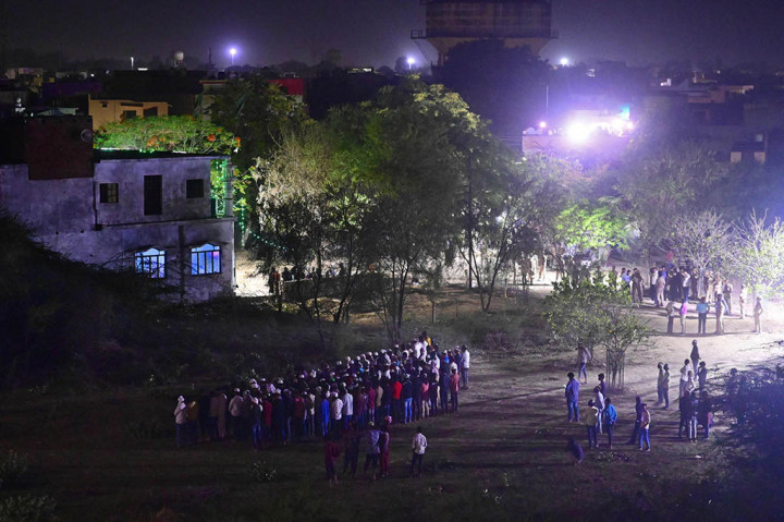 Orang-orang bersenjata yang menyamar sebagai wartawan menembak mati seorang mantan anggota parlemen India dan saudara laki-lakinya saat wawancara secara acara langsung di TV, Sabtu, 15 April 2023.