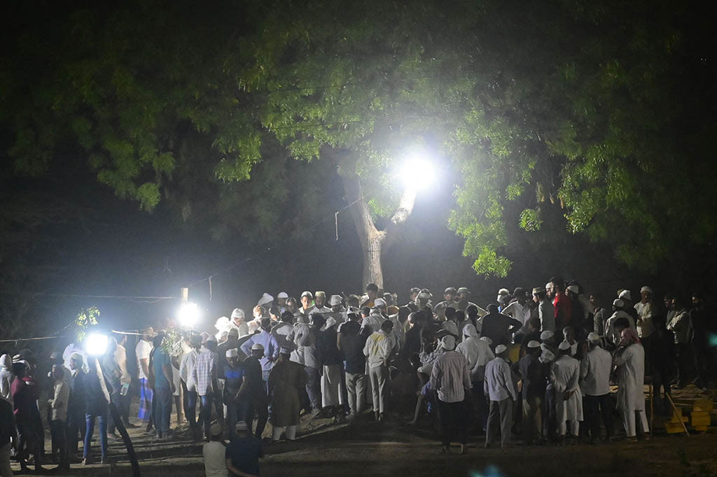 Kedua korban berasal dari minoritas Muslim India, tetapi polisi tidak mengatakan apakah mereka sedang menyelidiki kemungkinan motif sektarian dalam pembunuhan tersebut.