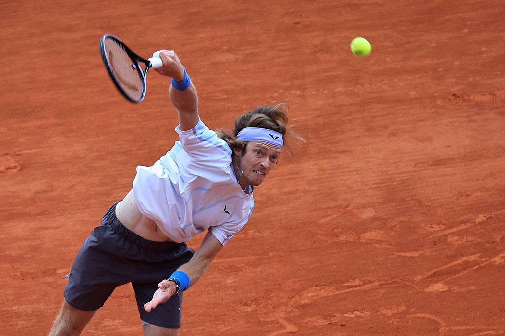Andrey Rublev memenangi trofi Masters 1000 pertamanya di Monte Carlo, Minggu, 16 April 2023 waktu setempat, setelah petenis Rusia itu berjuang mengalahkan petenis Denmark Holger Rune dalam tiga set.