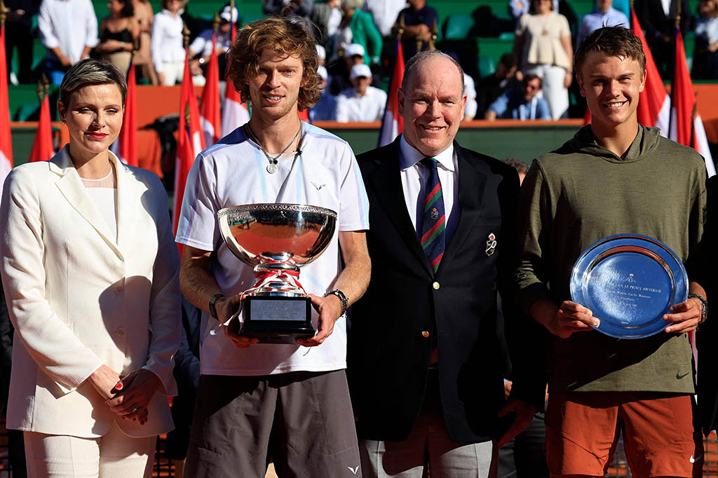 Namun, justru Rublev yang mendapatkan tiga gim berturut-turut dan kemudian berhasil mematahkan servis, memanfaatkan kegugupan lawannya, yang secara khusus melewatkan dua smash berturut-turut untuk memimpin 6-5, hingga akhirnya memenangi pertandingan. 