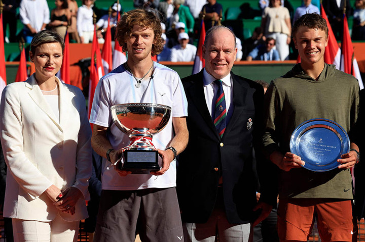 Namun, justru Rublev yang mendapatkan tiga gim berturut-turut dan kemudian berhasil mematahkan servis, memanfaatkan kegugupan lawannya, yang secara khusus melewatkan dua smash berturut-turut untuk memimpin 6-5, hingga akhirnya memenangi pertandingan. 