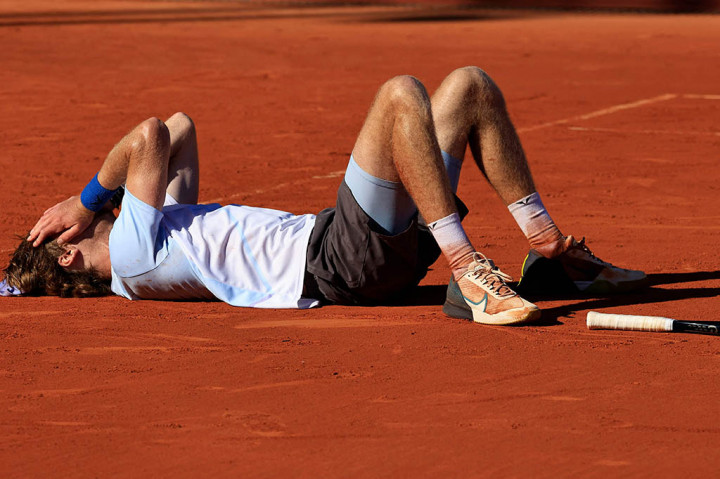 Unggulan kelima itu bangkit dari ketertinggalan 4-1 pada set penentuan untuk mengalahkan remaja unggulan keenam Rune 5-7, 6-2, 7-5 setelah satu jam 34 menit di lapangan tanah liat.