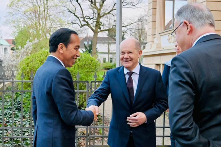 Presiden Joko Widodo diterima oleh Kanselir Jerman Olaf Scholz di Guesthouse Lower Saxony, Hannover, Jerman, pada Minggu, 16 April 2023.