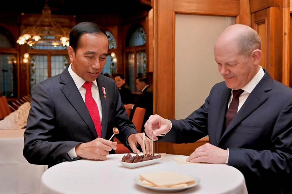 Usai melaksanakan pertemuan tatap muka, Presiden Jokowi dan Kanselir Scholz kemudian turun ke arah ruang makan dan terlihat Presiden Jokowi ditemani Kanselir berbuka puasa dengan menyantap buah kurma. Kegiatan kemudian berlanjut dengan jamuan makan malam.