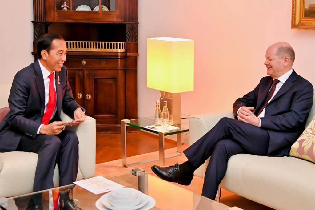 Kemudian, Kepala Negara bersama Kanselir Jerman dan Presiden Menteri Negara Bagian Lower Saxony masuk ke dalam Guesthouse Lower Saxony dan melaksanakan foto bersama. Lalu, kedua pemimpin tersebut menuju lantai satu untuk melaksanakan pertemuan tatap muka.