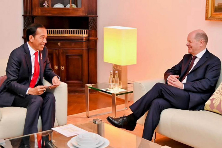 Kemudian, Kepala Negara bersama Kanselir Jerman dan Presiden Menteri Negara Bagian Lower Saxony masuk ke dalam Guesthouse Lower Saxony dan melaksanakan foto bersama. Lalu, kedua pemimpin tersebut menuju lantai satu untuk melaksanakan pertemuan tatap muka.