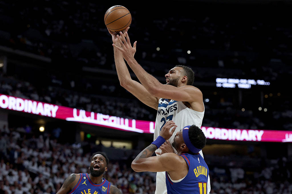 Di kubu Timberwolves, Anthony Edwards mencetak poin tertinggi dengan 18 poin, Jaylen Nowell 12 poin, dan Kyle Anderson 11 poin.