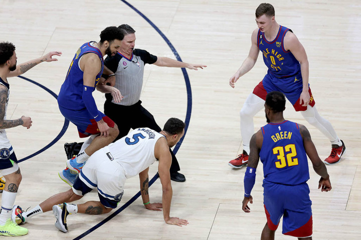 Sementara Karl-Anthony Towns yang membantu membawa TWolves berada di babak playoff lewat perjuangan di babak play-in, hanya mencetak 11 poin namun mencatat  double-double dengan tambahan 10 rebound.