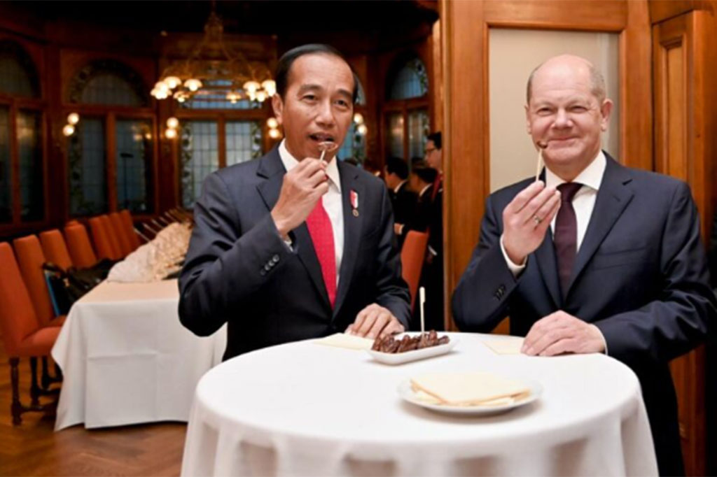 Terjadi momen menarik saat Presiden RI Joko Widodo ditemani Kanselir Jerman Olaf Scholz berbuka puasa usai pertemuan bilateral kedua pemimpin di Guesthouse Lower Saxony, Hannover, Jerman, Minggu, 16 April 2023 waktu setempat.