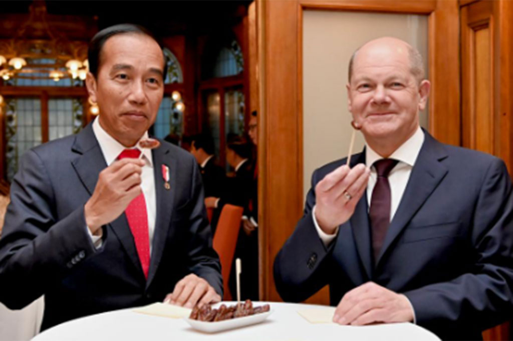 Keduanya tampak berbuka puasa dengan buah kurma.