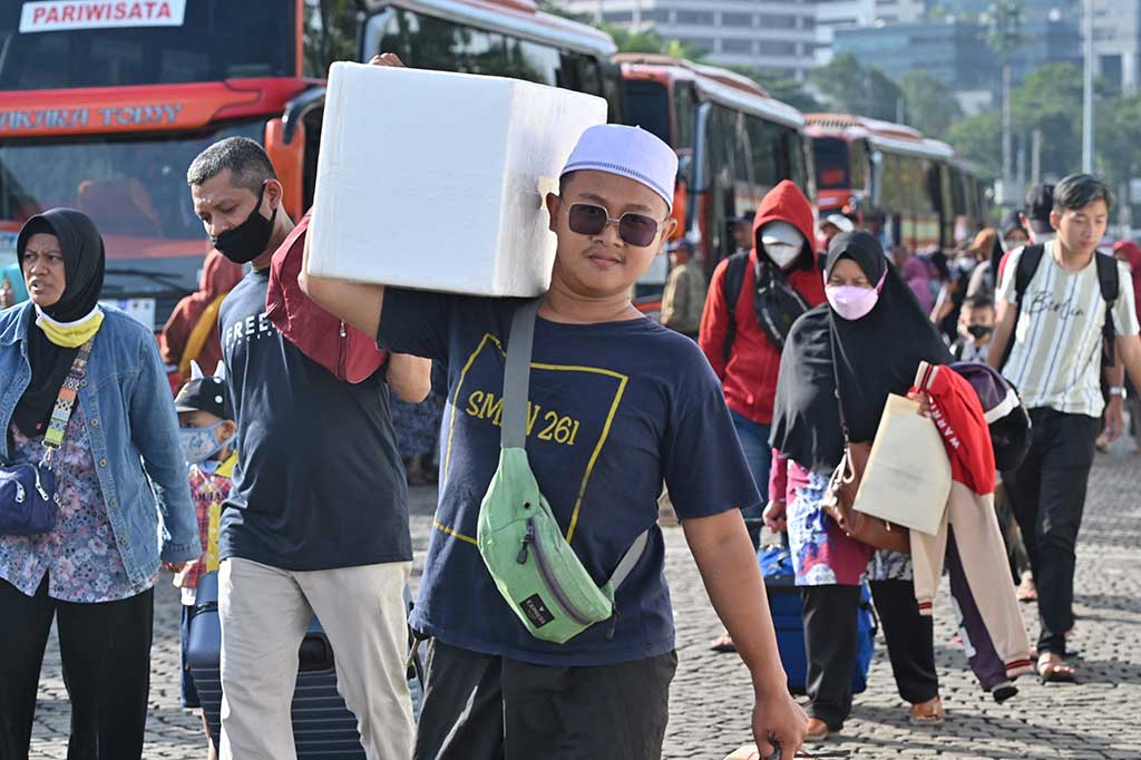 Warga bersiap mengikuti mudik gratis yang diadakan di kawasan Monas, Jakarta, Senin, 17 April 2023.