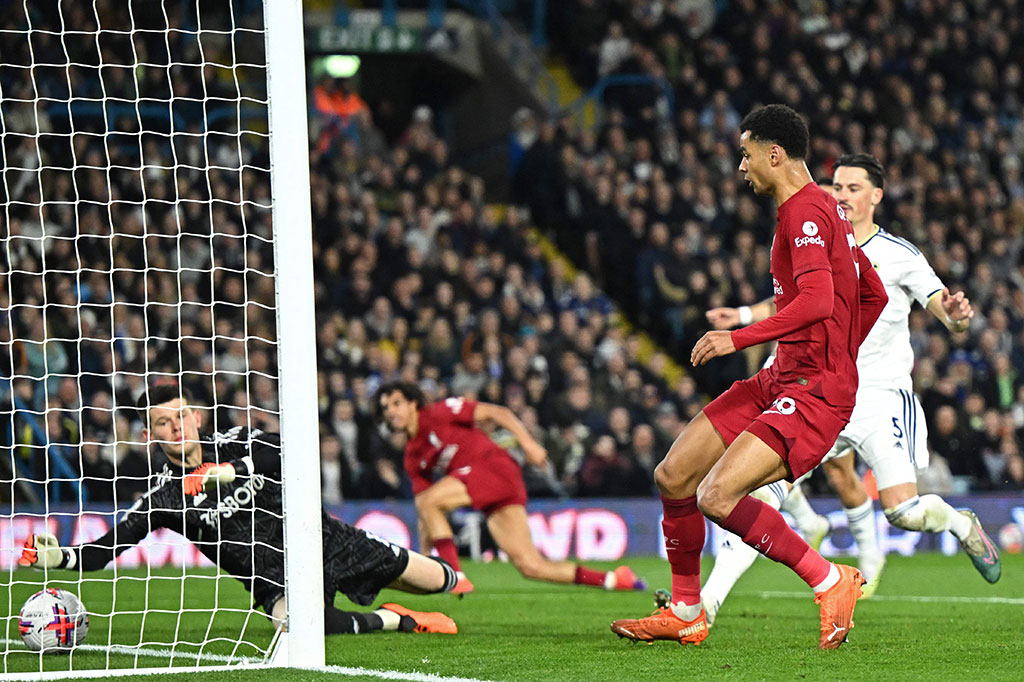 Kedua tim bermain terbuka sejak awal laga. Tim tamu berhasil unggul terlebih dahulu pada menit ke-35 lewat pemain asal Belanda Cody Gakpo.