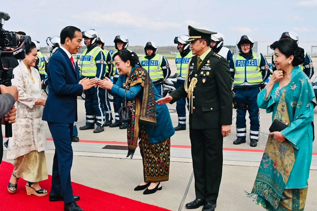 Tampak melepas Presiden dan Ibu Iriana yaitu Direktur Protokol Kementerian Luar Negeri Jerman Daniela Vogl, Kepala Protokol Negara Bagian Lower Saxony Mathias Woiwode, Duta Besar RI Berlin Arif Havas Oegroseno beserta istri, dan Atase Pertahanan KBRI Berlin Kolonel Budi Wibowo beserta istri.