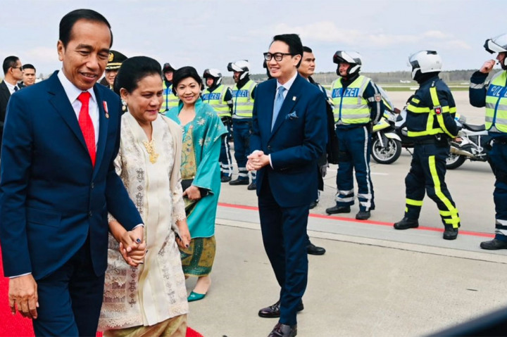 Presiden dan rombongan diperkirakan akan tiba di Bandara Soekarno Hatta, Tangerang, pada Selasa pagi, 18 April 2023. Turut mendampingi Presiden Jokowi dan Ibu Iriana dalam penerbangan menuju Tanah Air yaitu Menteri Luar Negeri Retno Marsudi, Menteri BUMN Erick Thohir, Menteri Investasi/Kepala BKPM Bahlil Lahadalia, dan Sekretaris Kabinet Pramono Anung.