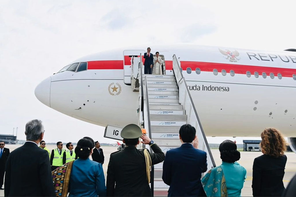 Pesawat Garuda Indonesia GIA-1 yang membawa Presiden dan delegasi lepas landas sekitar pukul 12.55 waktu setempat. 