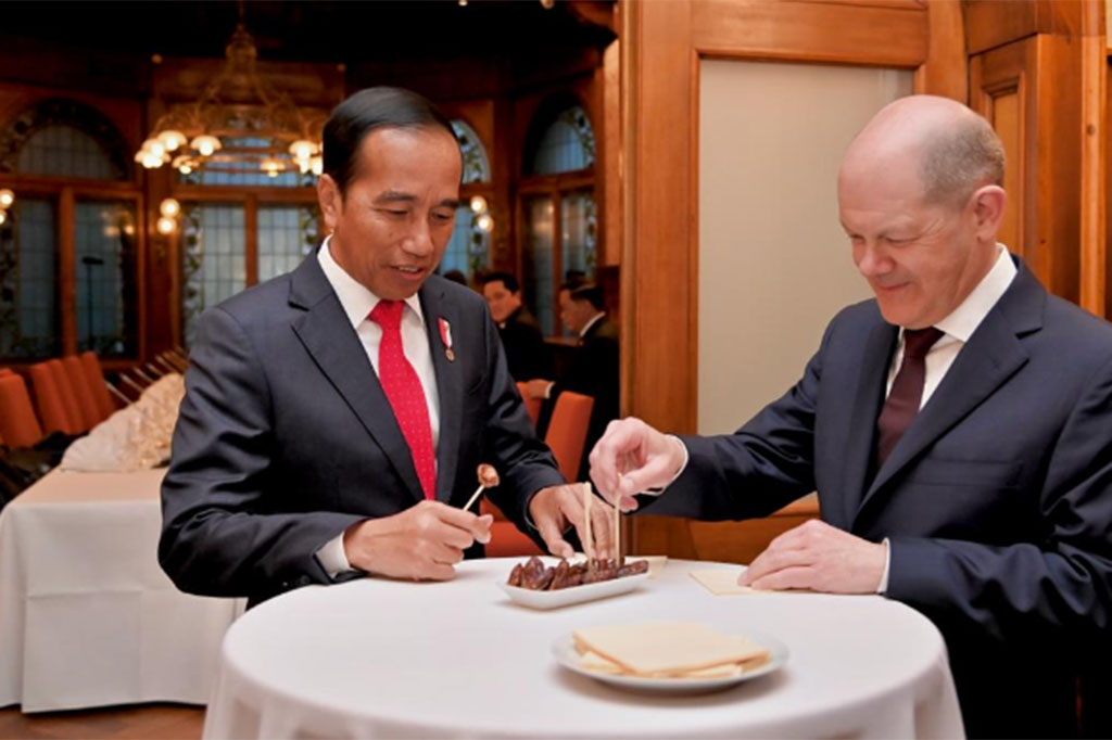 Terjadi momen menarik saat Presiden RI Joko Widodo ditemani Kanselir Jerman Olaf Scholz berbuka puasa usai pertemuan bilateral kedua pemimpin di Guesthouse Lower Saxony, Hannover, Jerman, Minggu, 16 April 2023 waktu setempat.