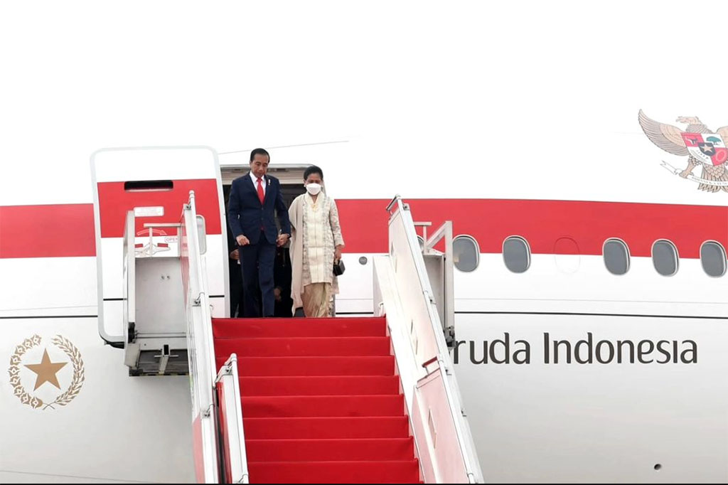 Pesawat Garuda Indonesia GIA-1 yang membawa Presiden dan rombongan mendarat di Bandara Internasional Soekarno-Hatta, Kota Tangerang, Provinsi Banten, sekitar pukul 07.05 WIB.
