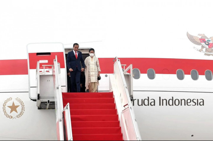 Pesawat Garuda Indonesia GIA-1 yang membawa Presiden dan rombongan mendarat di Bandara Internasional Soekarno-Hatta, Kota Tangerang, Provinsi Banten, sekitar pukul 07.05 WIB.