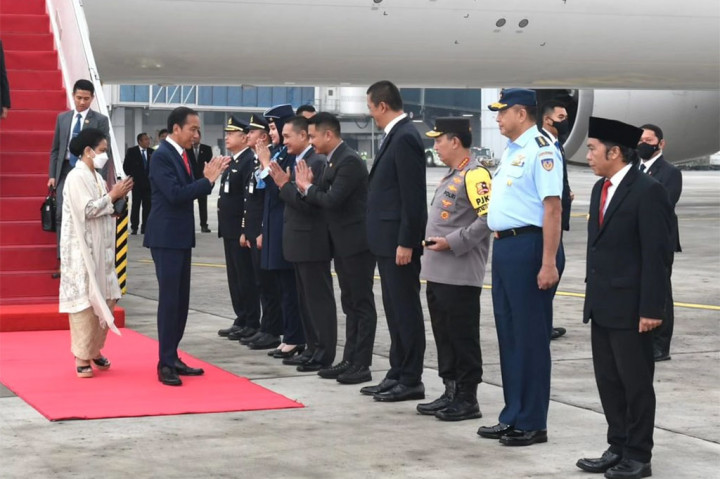 Setelah menempuh perjalanan selama sekitar 14 jam dari Bandara Hannover, Jerman, Presiden Joko Widodo dan Ibu Iriana Joko Widodo tiba di Indonesia pada Selasa, 18 April 2023. 