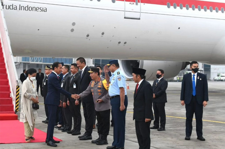 Di bawah tangga pesawat, Presiden dan Ibu Iriana tampak disambut oleh Kapolri Jenderal Listyo Sigit Prabowo, Kepala Staf Angkatan Laut (KSAL) Marsekal TNI Fadjar Prasetyo, dan Pj Gubernur Banten Al Muktabar.