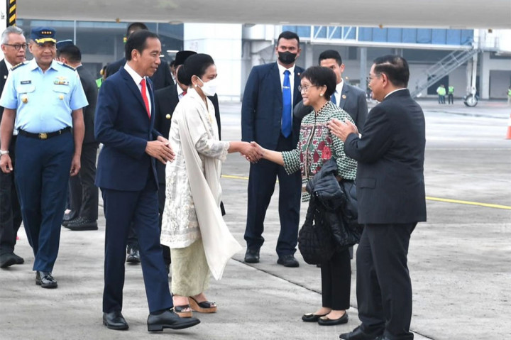 Nampak Menteri Luar Negeri Retno Marsudi dan Sekretaris Kabinet Pramono Anung juga menyambut Presiden Jokowi dan Ibu Iriana.