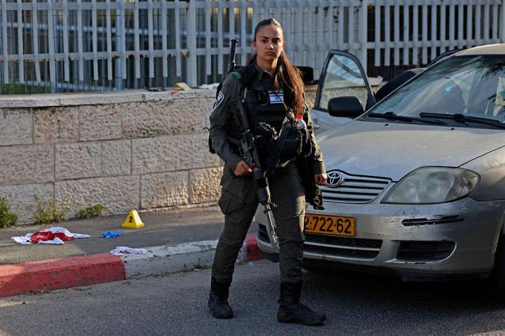 Seorang anggota pasukan keamanan Israel berjaga di lokasi serangan penembakan di lingkungan Sheikh Jarrah di Yerusalem timur yang dianeksasi, pada 18 April 2023. 