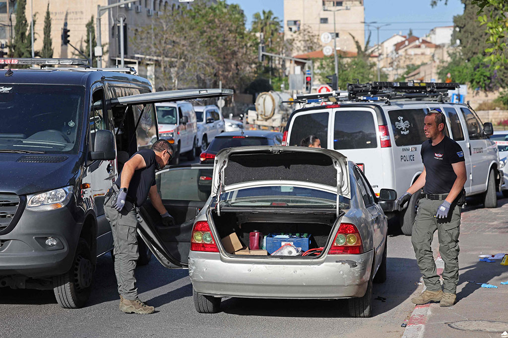 Polisi mengumumkan bahwa mereka telah menemukan senjata pelaku di dekat lokasi penyerangan, yang terjadi di dekat makam Simeon yang Adil, sebuah situs yang sering dikunjungi oleh orang Yahudi ultra-Ortodoks.