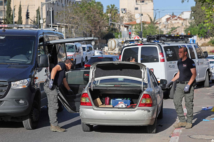 Polisi mengumumkan bahwa mereka telah menemukan senjata pelaku di dekat lokasi penyerangan, yang terjadi di dekat makam Simeon yang Adil, sebuah situs yang sering dikunjungi oleh orang Yahudi ultra-Ortodoks.