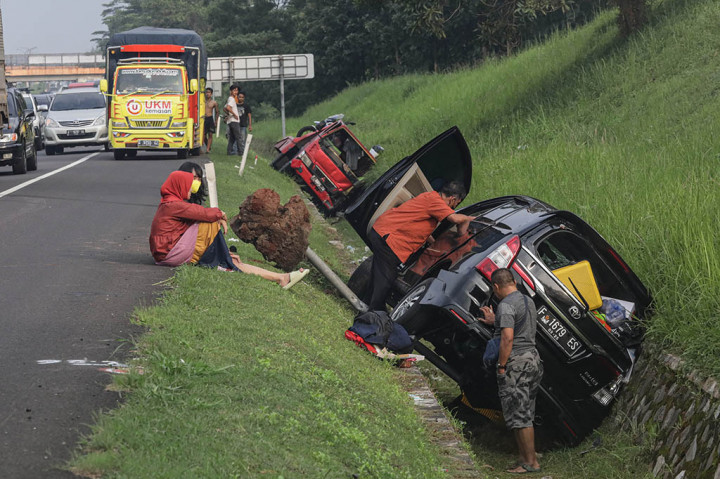 Sebuah kendaraan mini bus mengalami kecelakaan hingga berbalik arah karena tertabrak truk oleng yang membawa motor (belakang) di tol Cipali KM 74, Cikampek, Jawa Barat, Selasa, 18 April 2023.