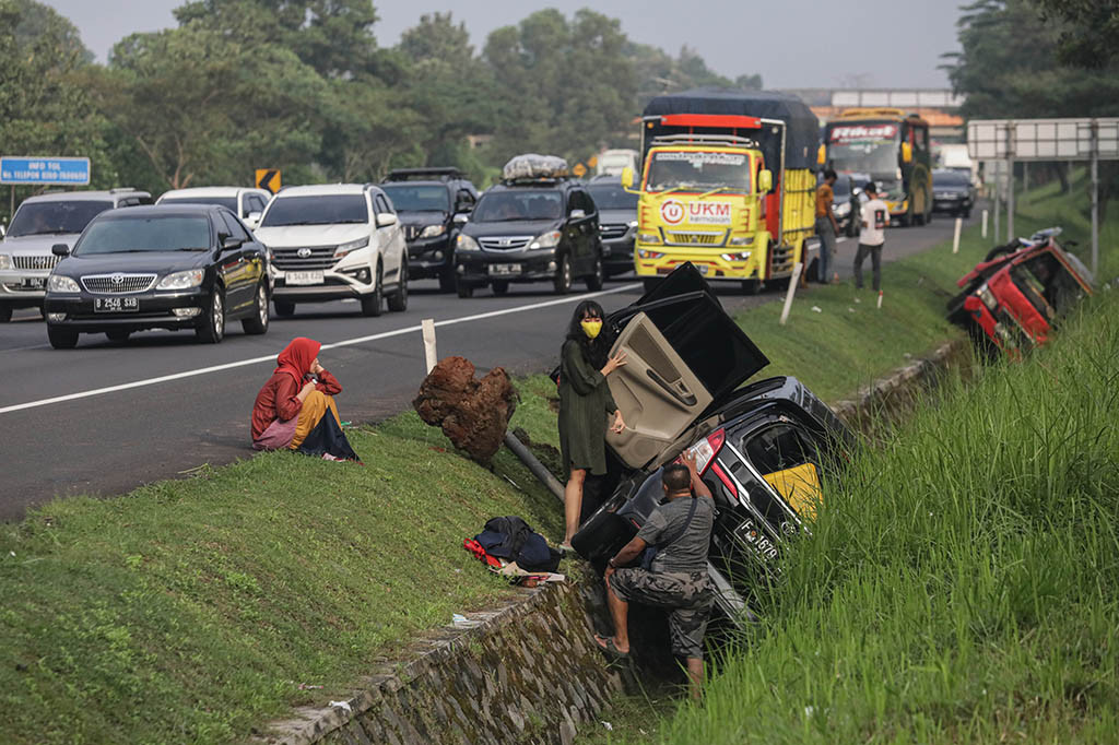 Budiono bersama keluarganya berusaha keluar dari kendaraan minibus yang mereka naiki setelah masuk ke dalam parit akibat kecelakaan tersebut. 
