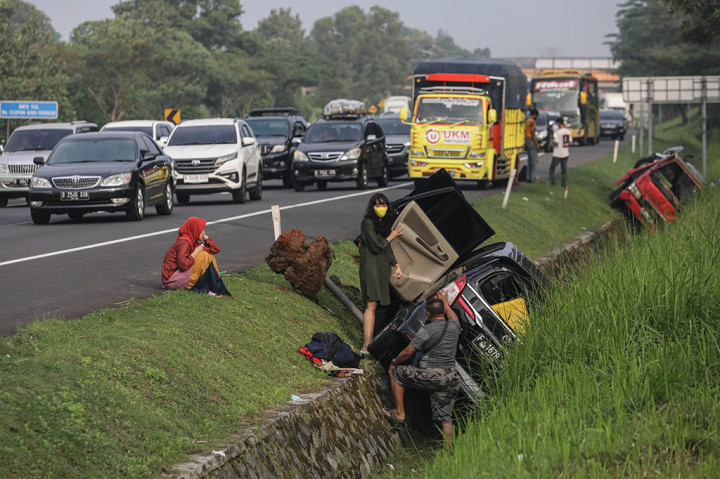Budiono bersama keluarganya berusaha keluar dari kendaraan minibus yang mereka naiki setelah masuk ke dalam parit akibat kecelakaan tersebut. 